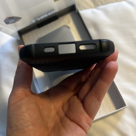 New in box UAG Kevlar phone case for iPhone Pro - Picture 5 of 6